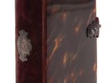 un livre marron avec une couverture marron sur fond blanc