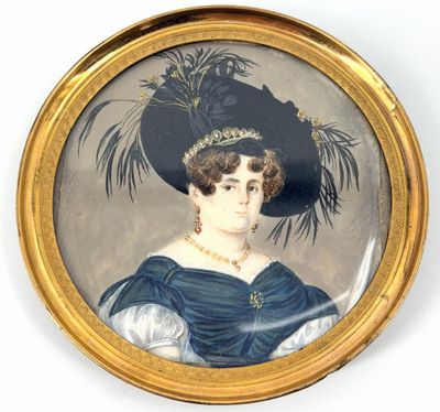 portrait d'une dame vêtue d'une robe bleue et coiffée d'un chapeau orné d'une plume