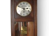 une horloge accrochée au mur de la pièce