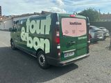 une camionnette verte garée sur le bord de la route