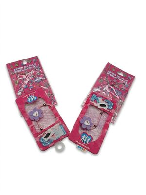 une paire de bracelets roses et blancs ornés de breloques