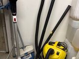 un aspirateur jaune et noir et un aspirateur bleu et blanc