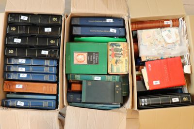 beaucoup de livres dans une boîte posée sur le sol