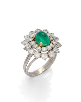 une bague en émeraude et diamant