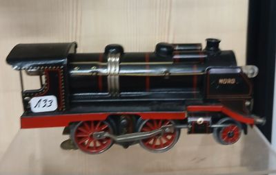 un train noir et rouge exposé dans une vitrine