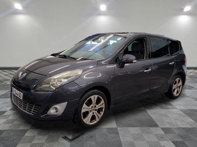 la voiture grise est garée sur un sol en damier dans le garage