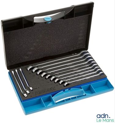 un jeu de clés dans un coffret, sur fond blanc