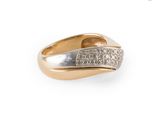une image d'une bague en or et diamants sur fond blanc