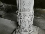 un vase blanc posé sur un socle en pierre