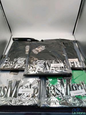 une boîte de t-shirts empilés les uns sur les autres