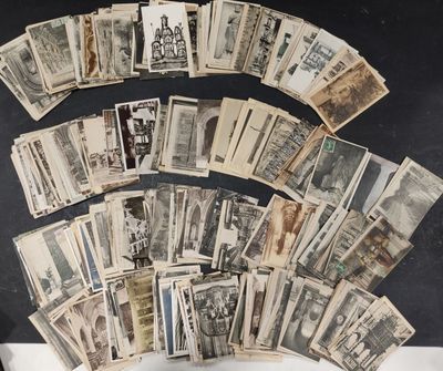 une vieille photo montrant une liasse de billets anciens posée sur une table