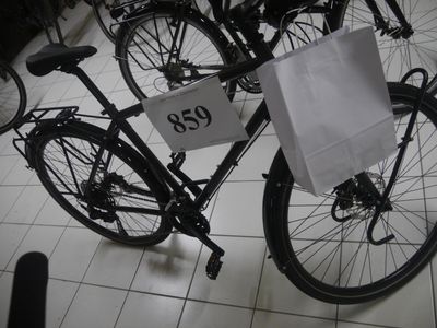 un vélo sur lequel est apposée une étiquette de prix à l'arrière