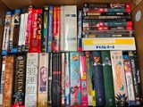 beaucoup de dvd dans une boîte sur la table