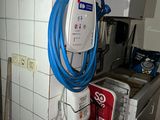 un tuyau bleu fixé à un mur blanc dans une cuisine