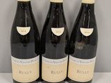 trois bouteilles de vin rouge sont alignées sur une table