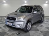une photo d'une Toyota RAV argentée garée dans un garage