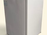une photo d'un petit réfrigérateur blanc sur fond blanc