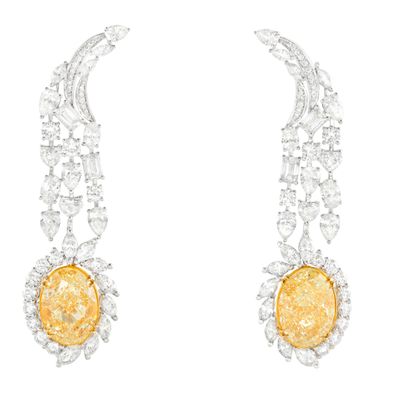 une paire de boucles d'oreilles en or jaune et en or blanc, serties de diamants