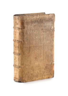 un vieux livre posé sur une table sur une surface blanche