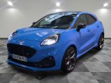 Une Ford Karry bleue est garée sur un sol à damier