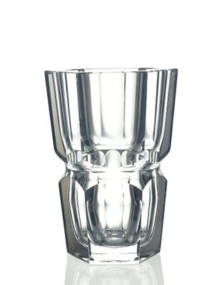 une photo d'un verre d'eau posé sur une surface blanche