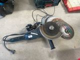 une machine posée par terre à côté d'autres outils