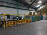 une grande salle contenant de nombreuses machines