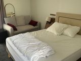 un lit avec des draps et des oreillers blancs dans une chambre