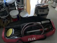 Une girafe de marque FLEX avec son aspirateur de marque FEST…