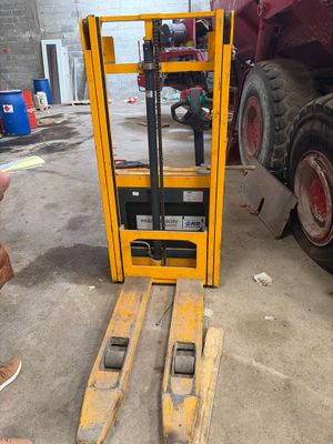 un chariot élévateur garé dans un garage