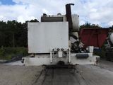 un camion blanc garé dans la poussière