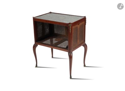 une image d'une petite table en bois avec un plateau en verre