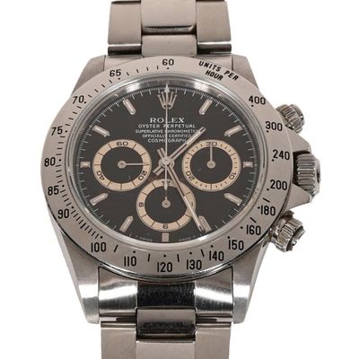 Montre Rolex avec cadran noir et bracelet argenté sur fond blanc