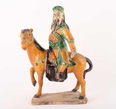 figurine représentant un homme à cheval sur fond blanc