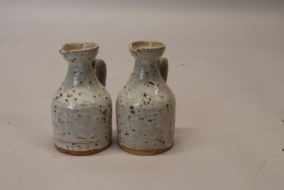 deux vases blancs posés sur une table