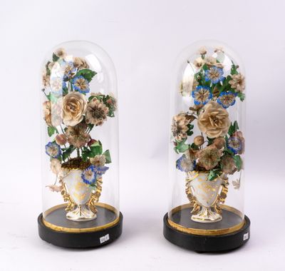 deux vases contenant des fleurs, posés sur une table