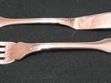 deux fourchettes posées sur une table