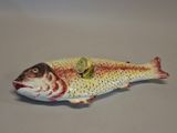 un poisson posé sur une table