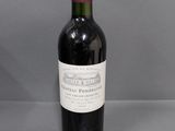 une bouteille de vin posée sur une table