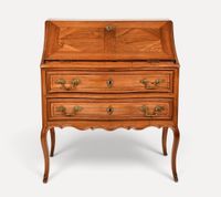 Bureau de pente en noyer mouluré et sculpté ouvrant par deux…