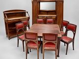 une photo d'un ensemble de salle à manger composé de chaises rouges et d'une table en bois
