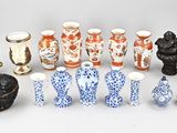 de nombreux vases différents posés sur une table