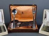 trois types d'argenterie différents dans un coffret