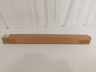 une boîte en carton posée sur une surface blanche