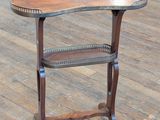 une table en bois sur laquelle est posé un plateau, posée sur un parquet en bois dur