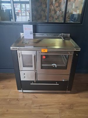 une cuisinière en argent avec une plaque de cuisson en argent et un four en argent