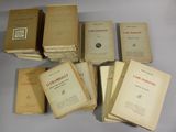 plusieurs vieux livres posés les uns sur les autres sur une table