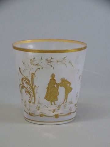 Vase tronconique en cristal à décor galant à l’or. H : 13,5, D : ...