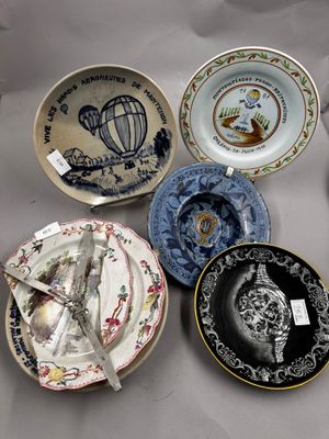un grand nombre d'assiettes posées sur une table