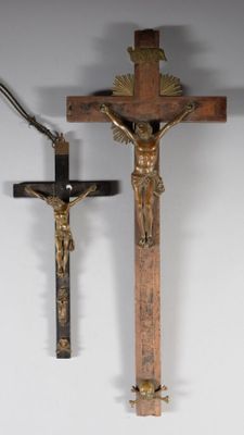 Deux crucifix avec Christ en bronze, l'un figuré vivant, l'a…
